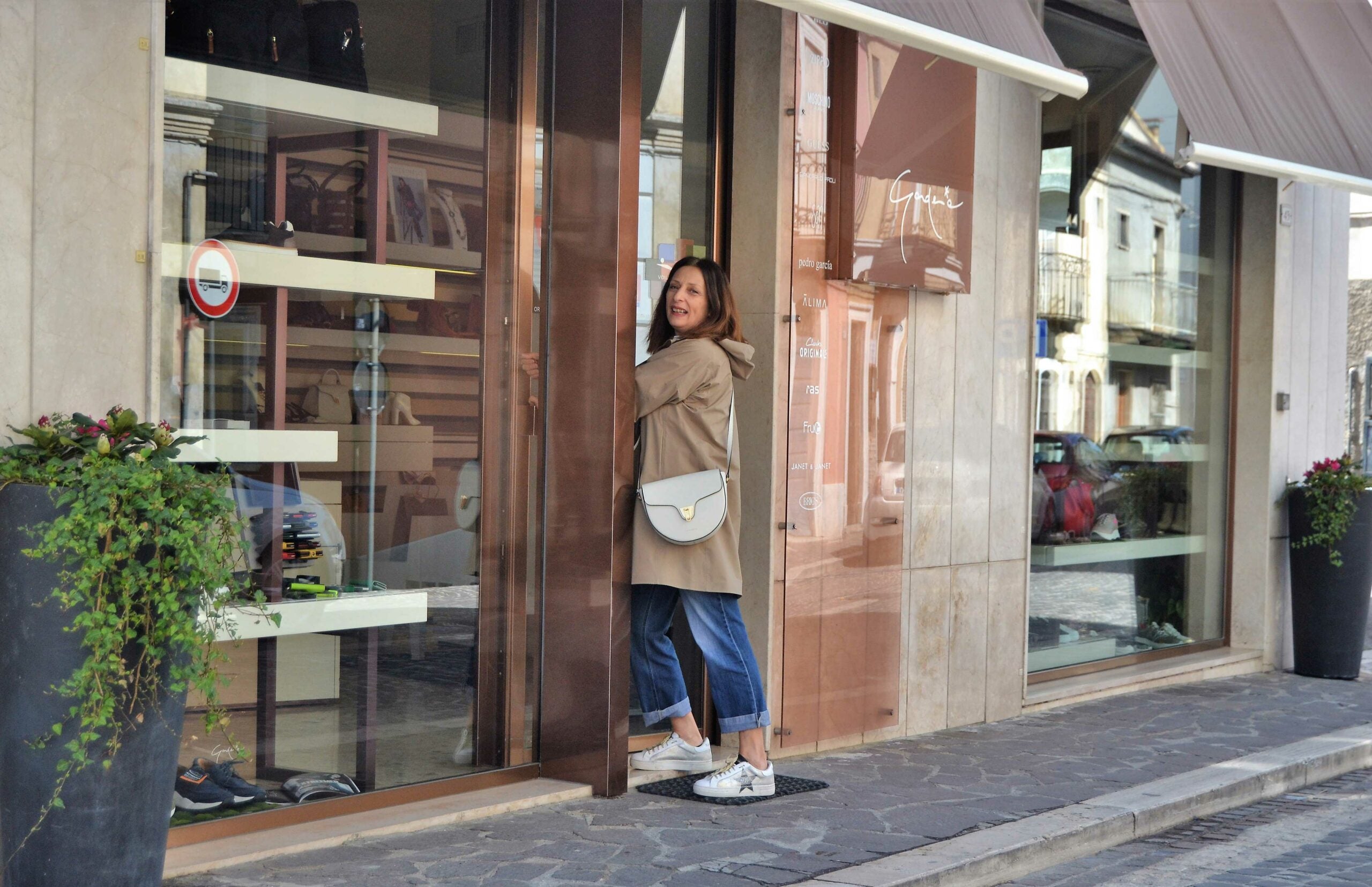 Borsa a tracolla bianca in pelle liscia, design minimalista elegante