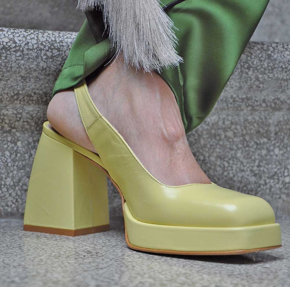 Punta gialla slingback in pelle con tacco a blocco alto
