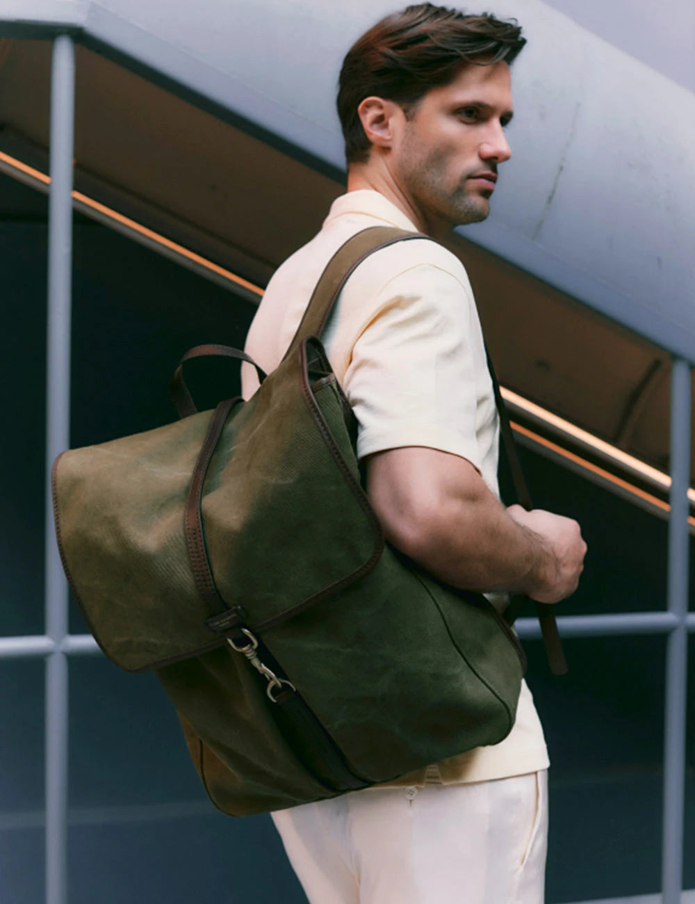 Borsa da uomo in canvas cerato verde oliva con cinghie in pelle marrone e hardware metallico