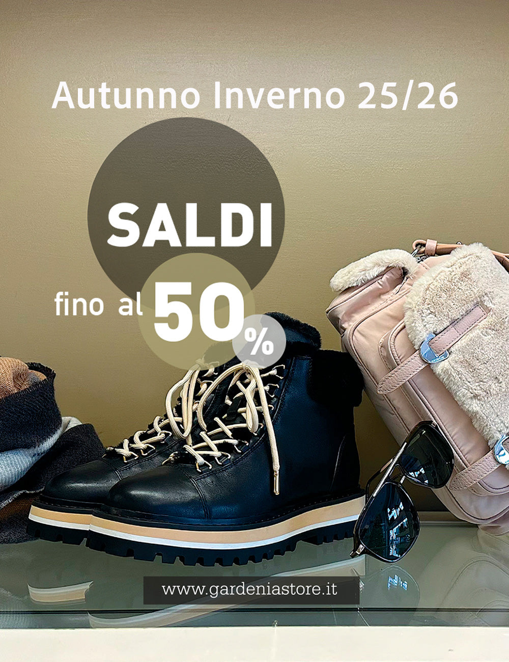 Stivali in pelle nera con lacci beige e suola in gomma tan dalla collezione SALDI AI 25/26