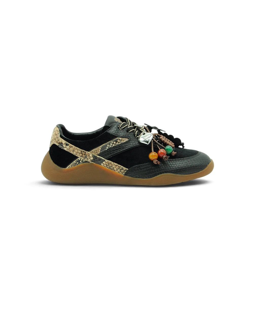 Sneakers 3p velvet black con base nera, cinturini effetto pelle di serpente e charm colorati sulle stringhe