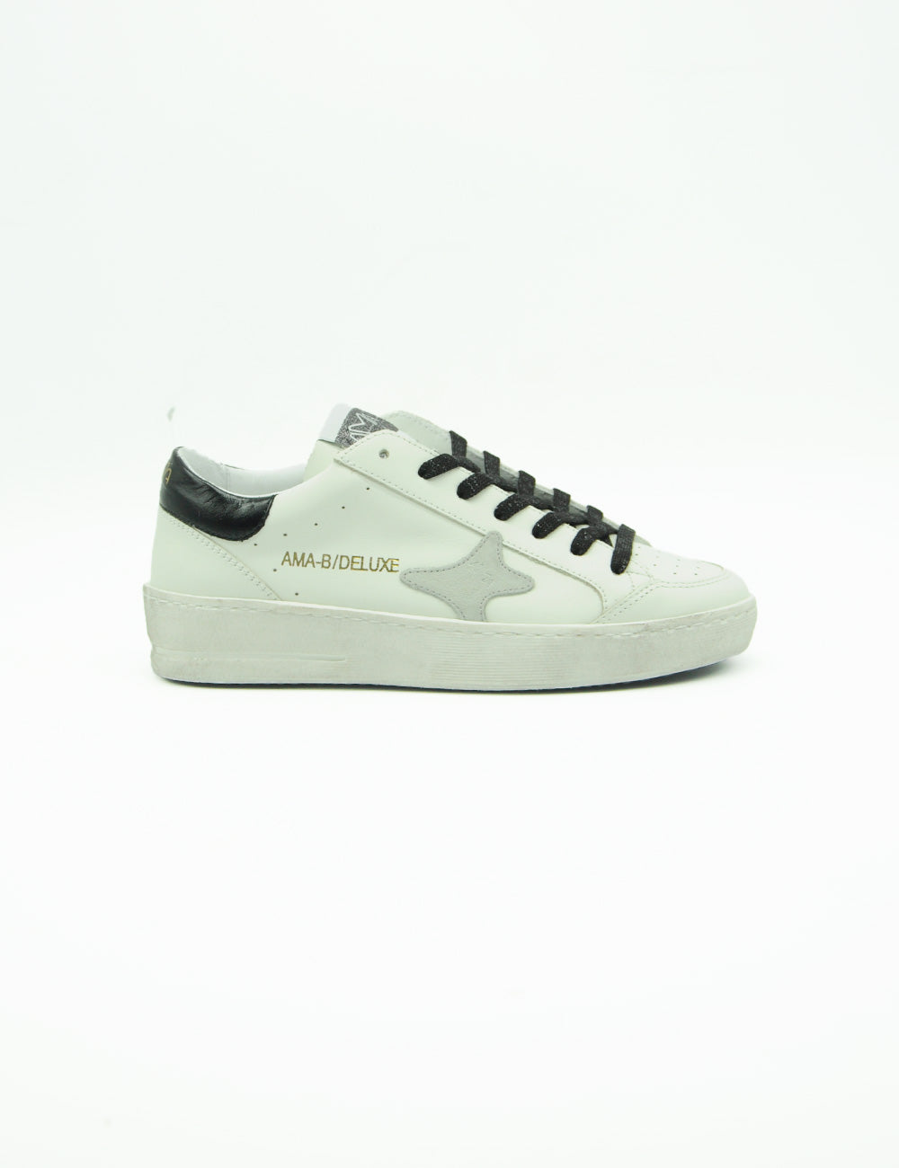Sneaker in pelle bianca Ama Brand con lacci neri e stella argento laterale