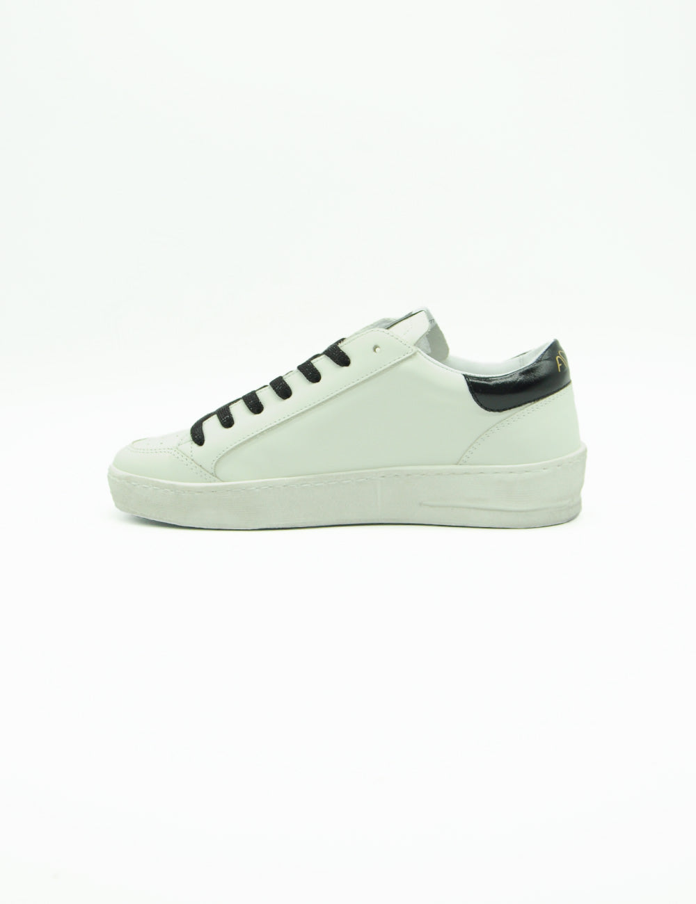 Sneaker Ama Brand bianca in pelle con lacci neri e tallone lucido