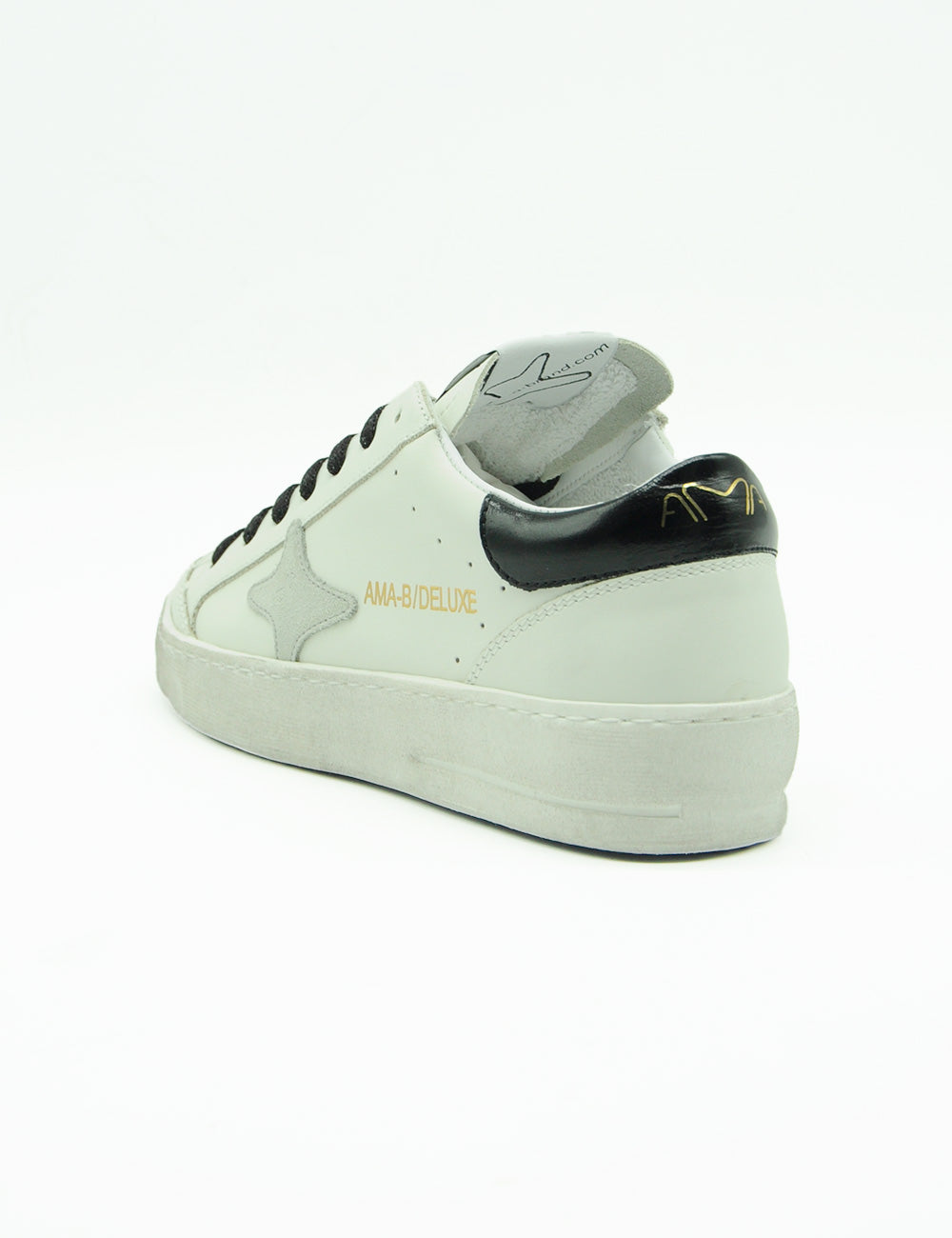 Sneaker Ama Brand bianco in pelle con linguetta nera, lettera dorata e stella laterale