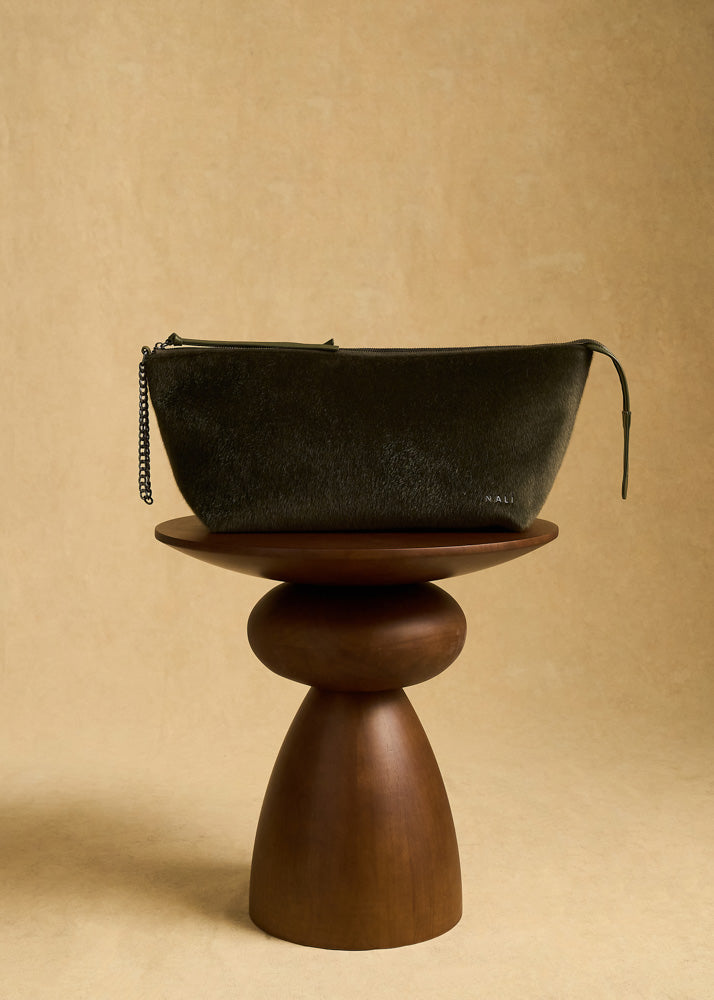 Nalì maxi clutch catherine verde in pelle verde scuro con texture catena e tracolla in stoffa con logo inciso