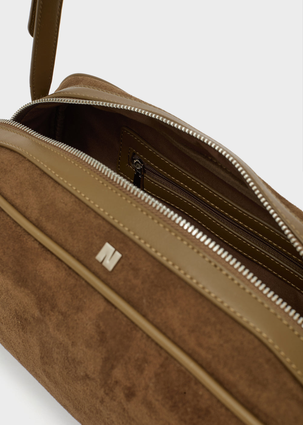 Borsa a tracolla nalì a spalla taco marrone in pelle scamosciata con zip e cuciture color cuoio e placca logo argentata