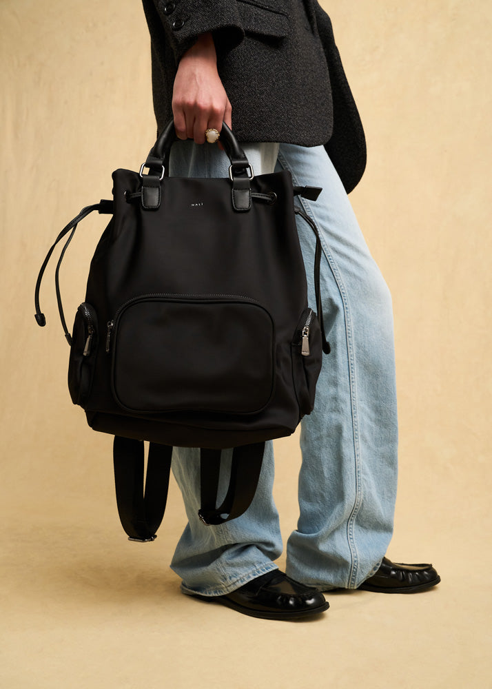Nalì zaino noor nero in nylon nero con spallacci regolabili e tasca frontale con zip