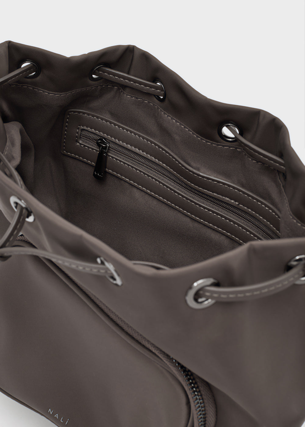 Nalì secchiello noor marrone in nylon liscio grigio scuro con coulisse e occhielli metallici argentati