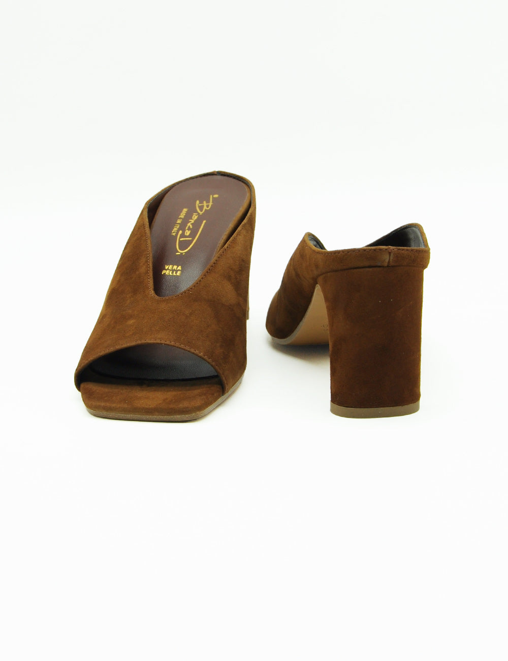 Mule Bianca Di in suede choco con tacco squadrato e punta aperta