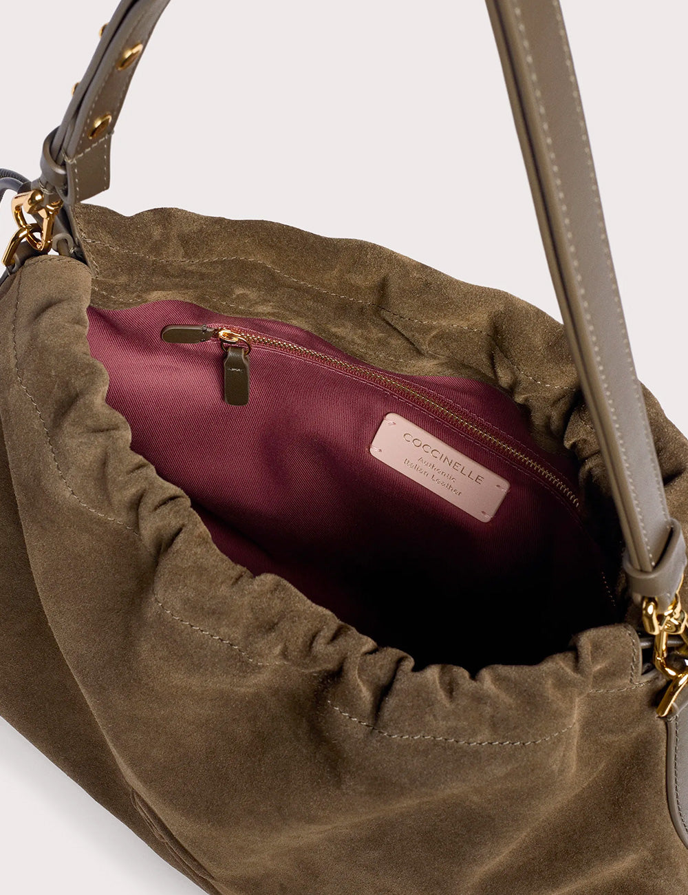 Borsa media coccinelle lidia in suede verde oliva con interno bordeaux e dettagli in metallo dorato