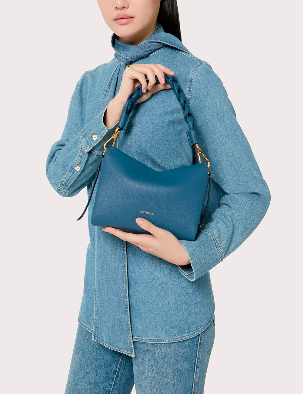 Borsa a spalla Coccinelle Boheme Small in blu profondo, pelle teal, manico intrecciato e hardware oro