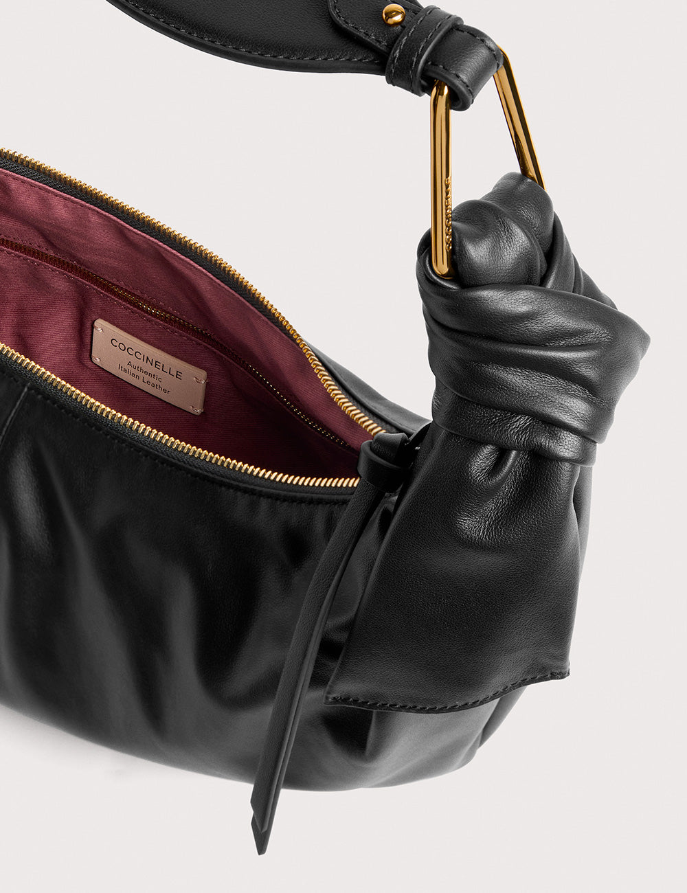 Borsa a spalla Coccinelle Furoshiki Large Noir in pelle nera con tracolla annodata e hardware dorato