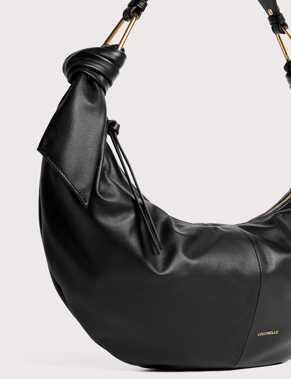 Borsa hobo grande Furoshiki Noir di Coccinelle in pelle nera con hardware dorato e dettaglio tracolla annodata