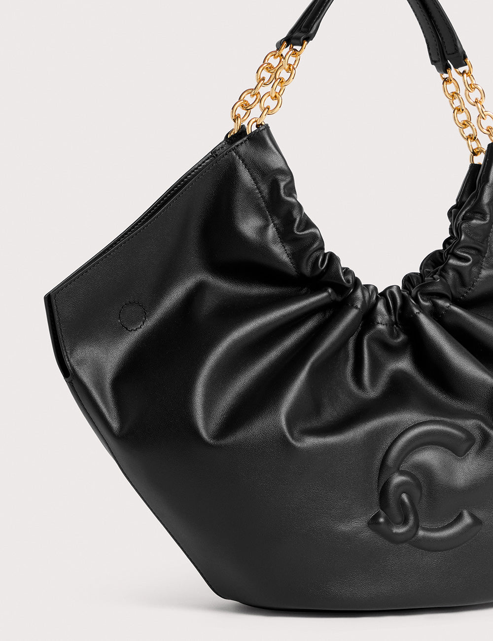 Borsa Coccinelle Smash Medium Noir in pelle nera con catena dorata e logo embossed