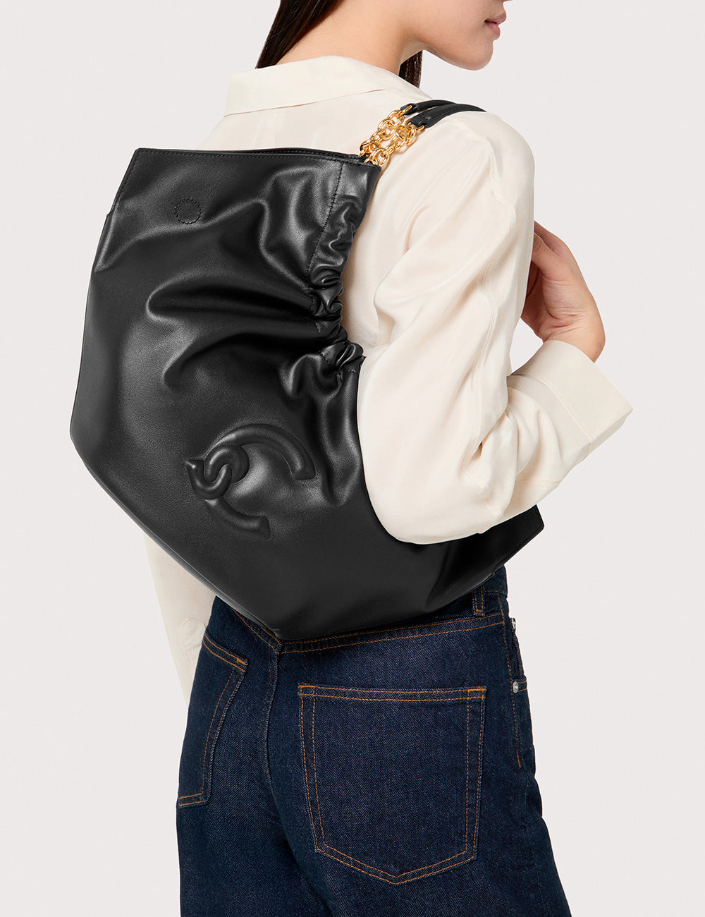 Borsa tote media Coccinelle Smash Noir in pelle nera con catena dorata e design a spirali