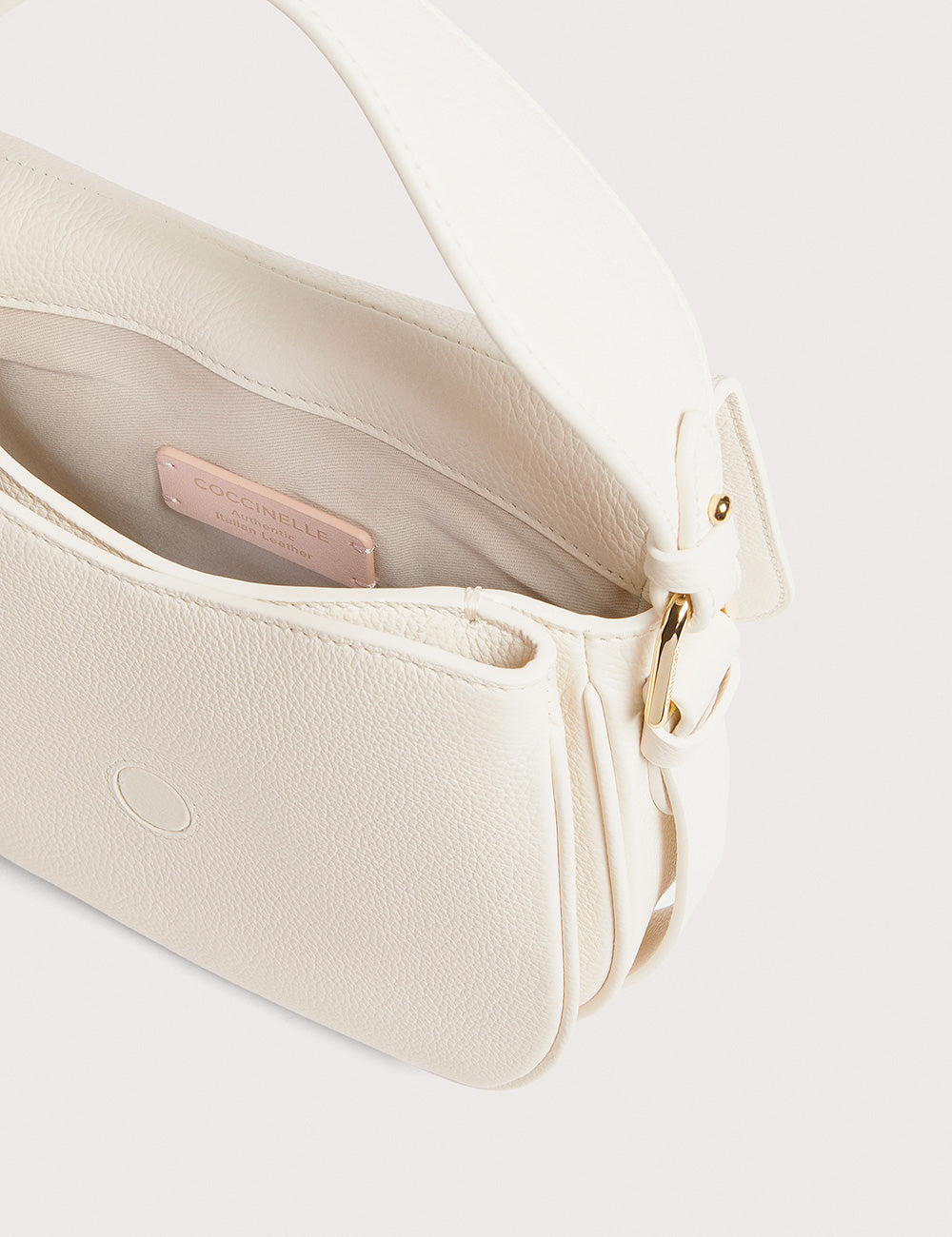 Borsa a tracolla Coccinelle Mavery Small Pearl in pelle color crema con hardware dorato e design minimalista
