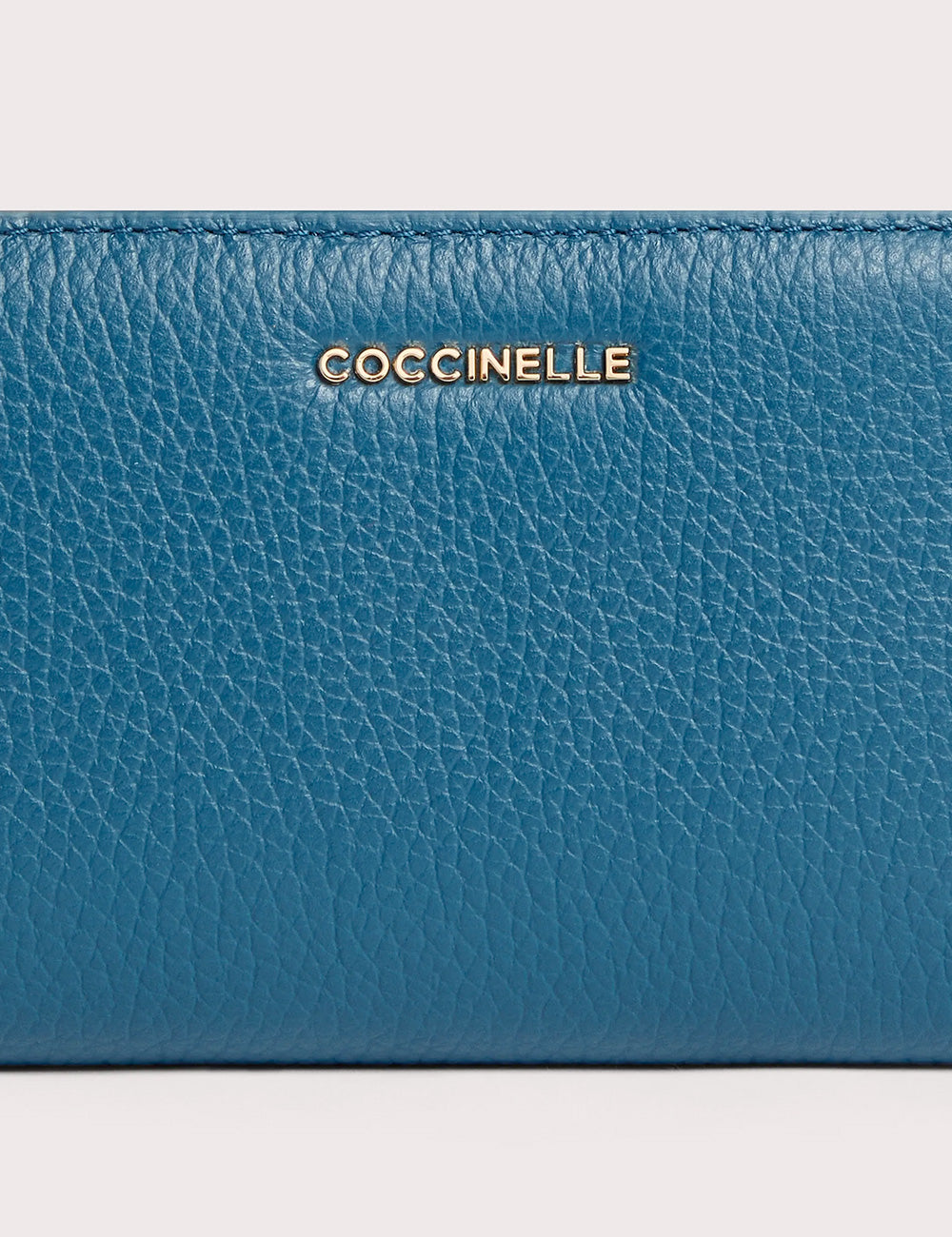 Portafoglio Coccinelle in pelle teal testurizzata con logo oro, modello Metallic Large blu profondo