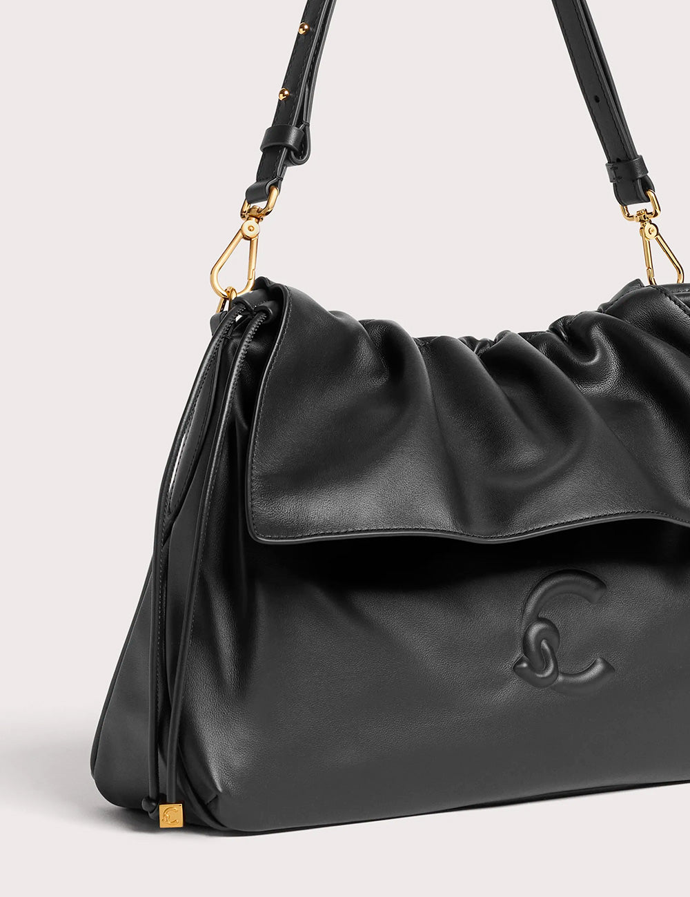 Borsa a spalla media coccinelle lidia in pelle nera con dettagli oro e logo in rilievo sottile