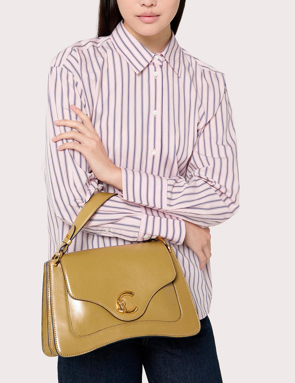 Borsa Coccinelle C-Me Medium Seagrass in pelle giallo senape con chiusura logo oro