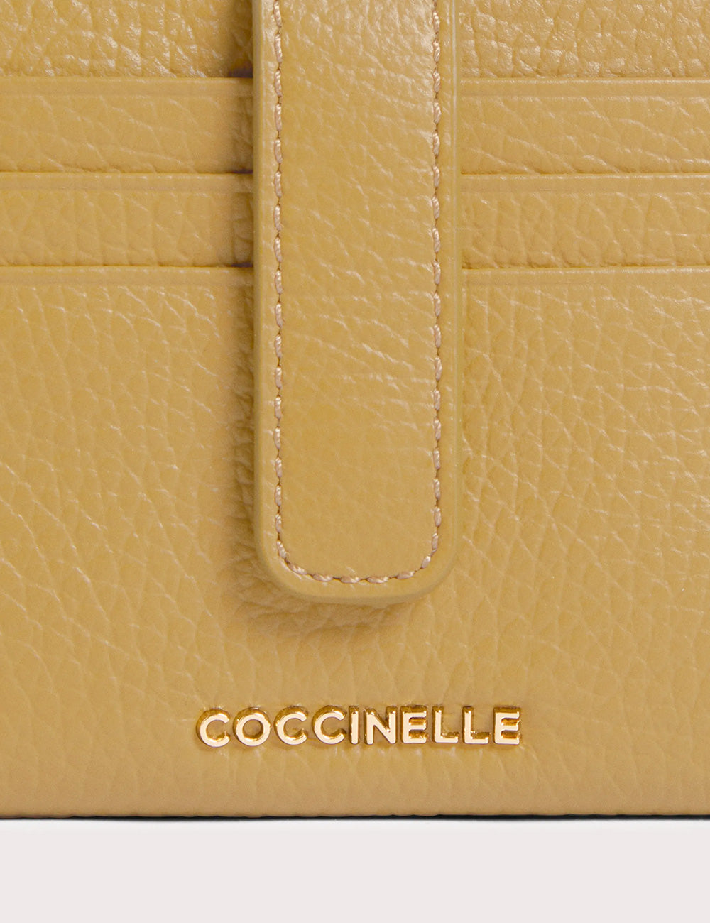 Portafoglio Coccinelle Metallic Medium Seagrass in pelle beige con texture e logo oro