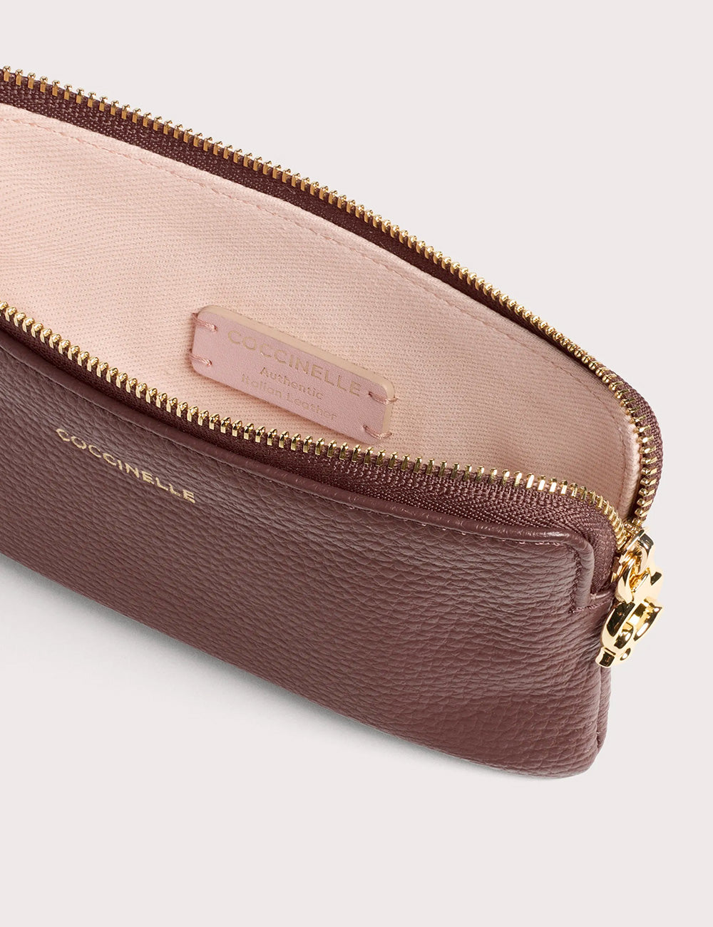 Clutch marrone in pelle effetto buccia con zip e dettagli oro coccinelle c-me softy small berry