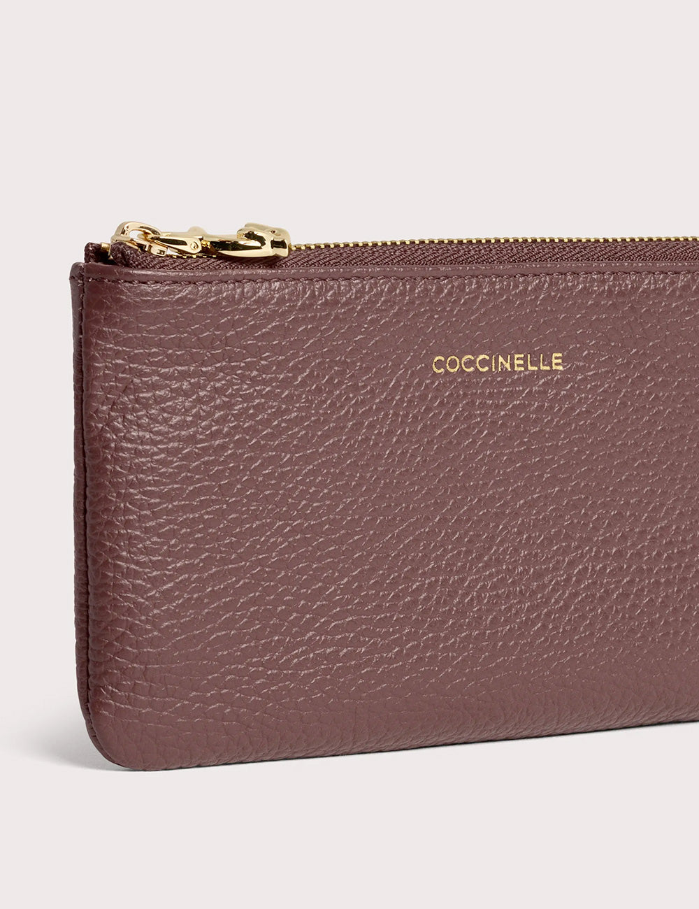 Portafoglio coccinelle c-me softy small berry in pelle burgundy con zip e texture elegante