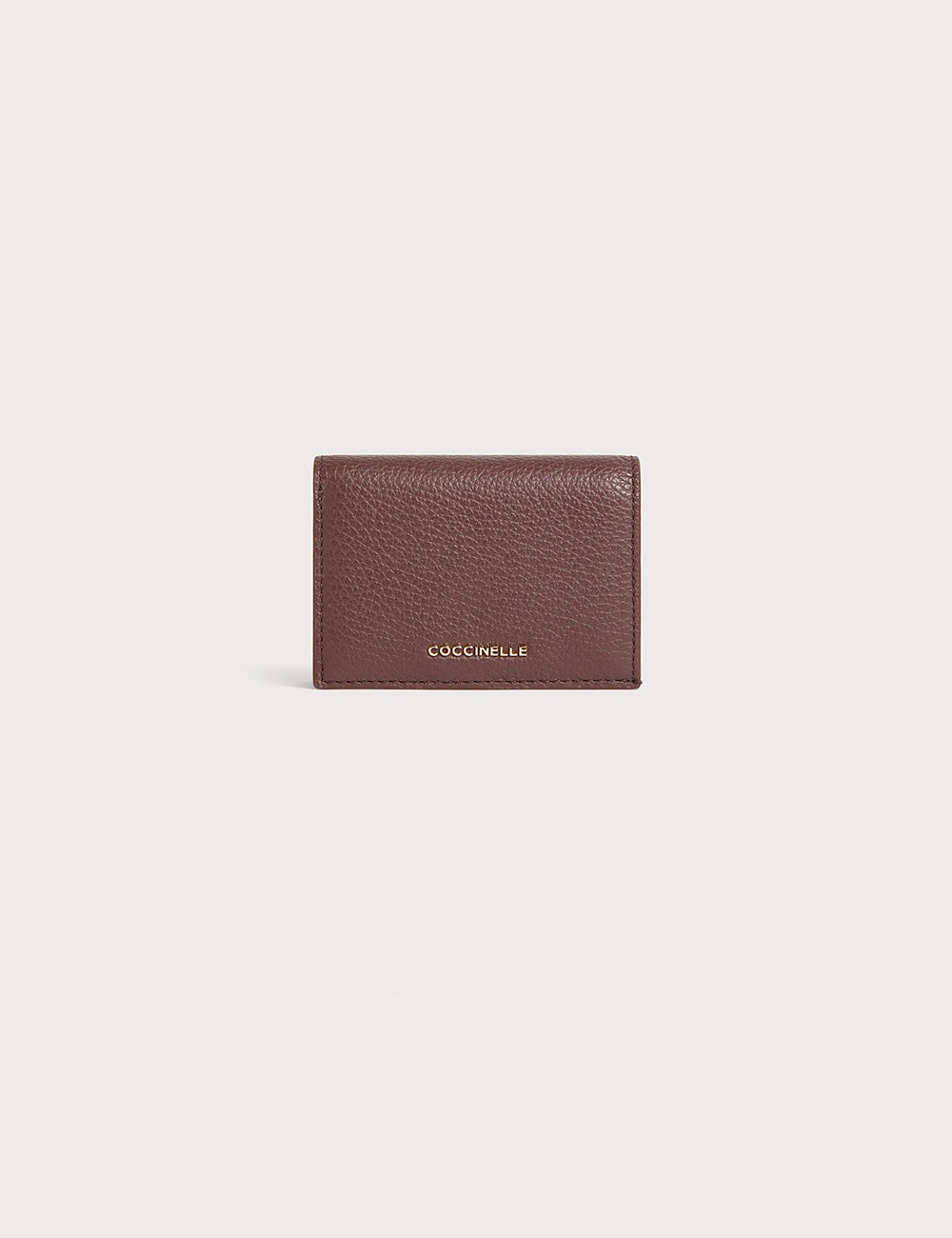 Piccola custodia per carte coccinelle metallic small berry in pelle marrone scuro con superficie testurizzata e logo oro