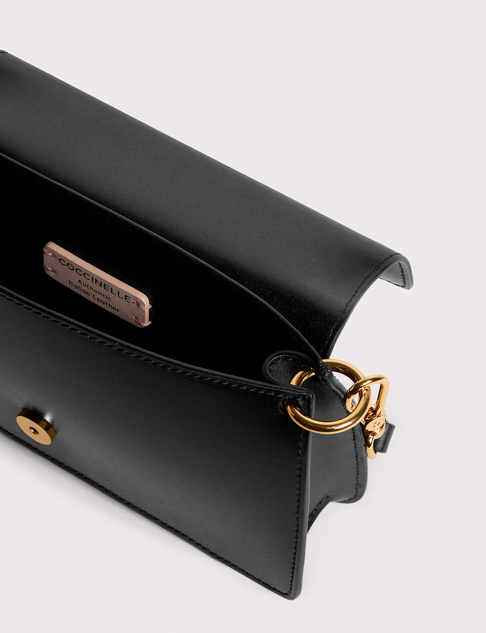 Borsa a tracolla Coccinelle C-Me Small Noir in pelle nera con hardware dorato e placca brandizzata