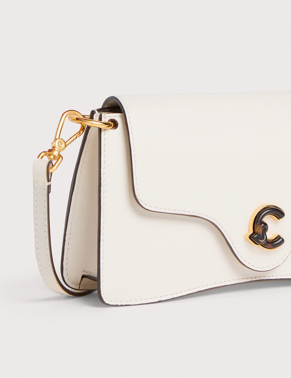 Borsa a tracolla Coccinelle C-Me Small Pearl in pelle bianca con chiusura dorata