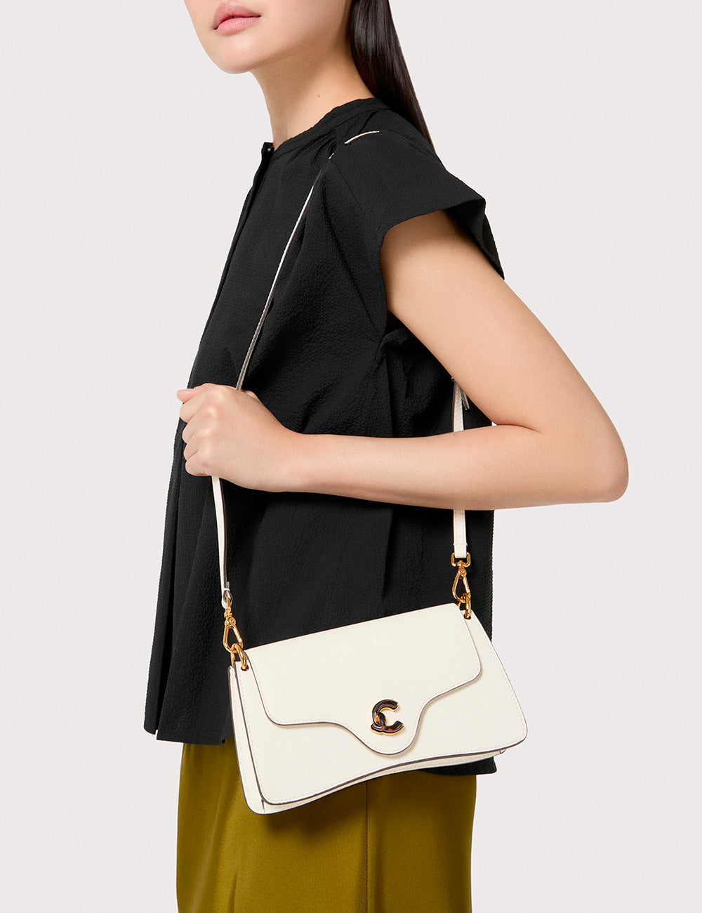 Borsa a tracolla Coccinelle C-Me Small Pearl in pelle bianca con hardware dorato e chiusura logo distintiva