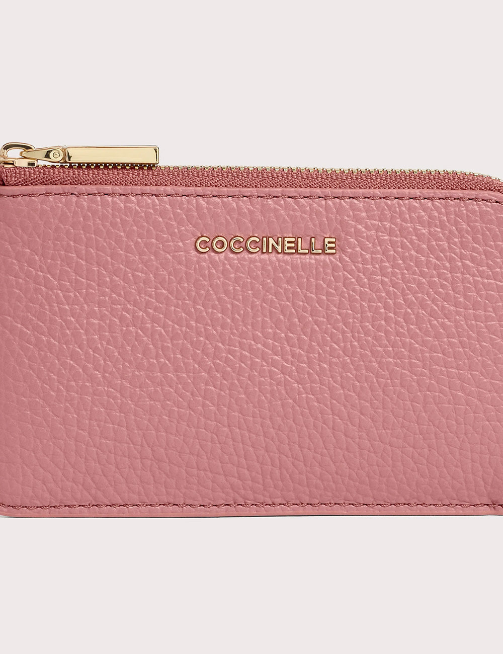 Portacarte coccinelle in pelle rosa metallizzato con chiusura zip dorata e logo impresso metallic winter rose