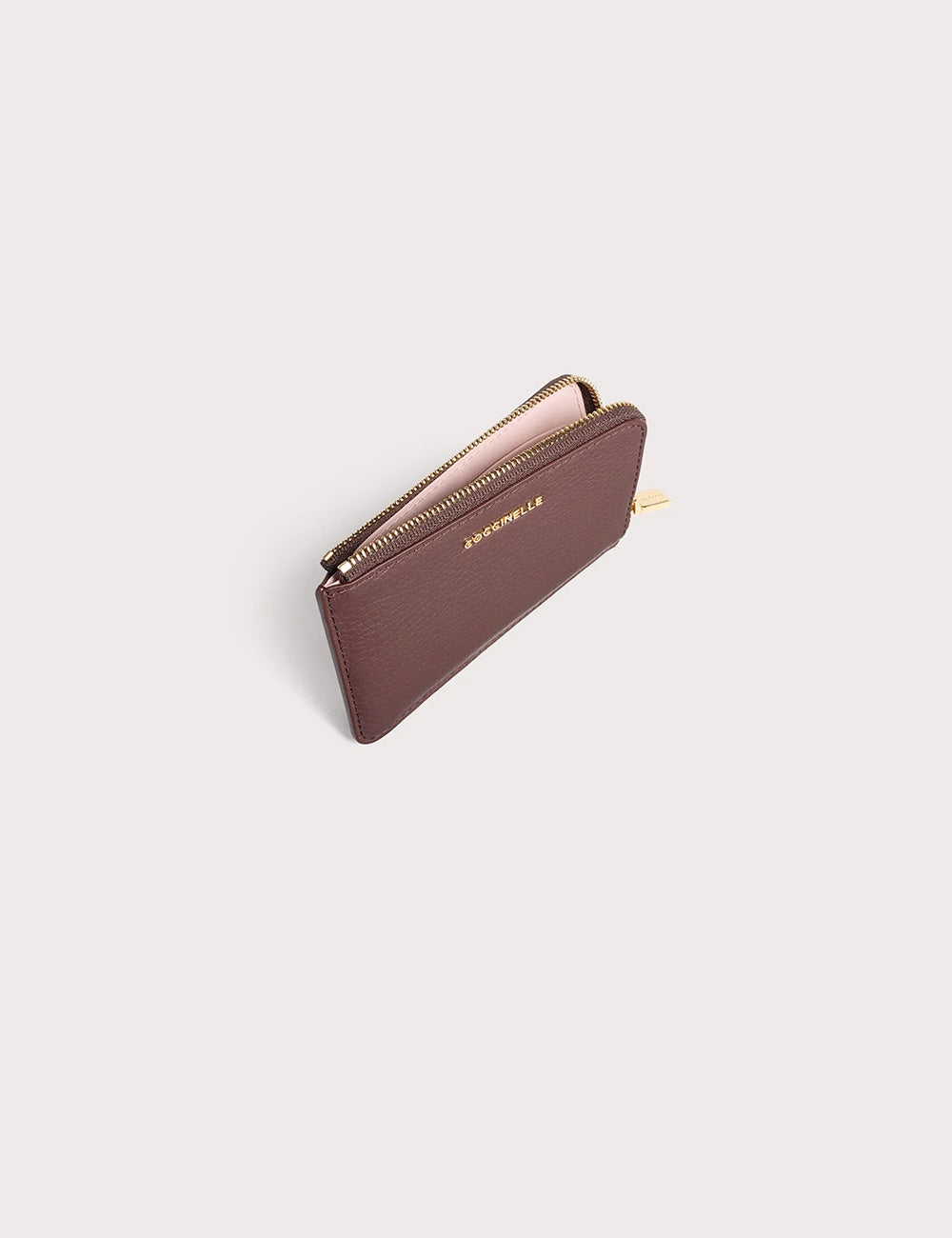 Portacarte coccinelle metallic berry in pelle bordeaux con zip oro e logo in rilievo sul davanti