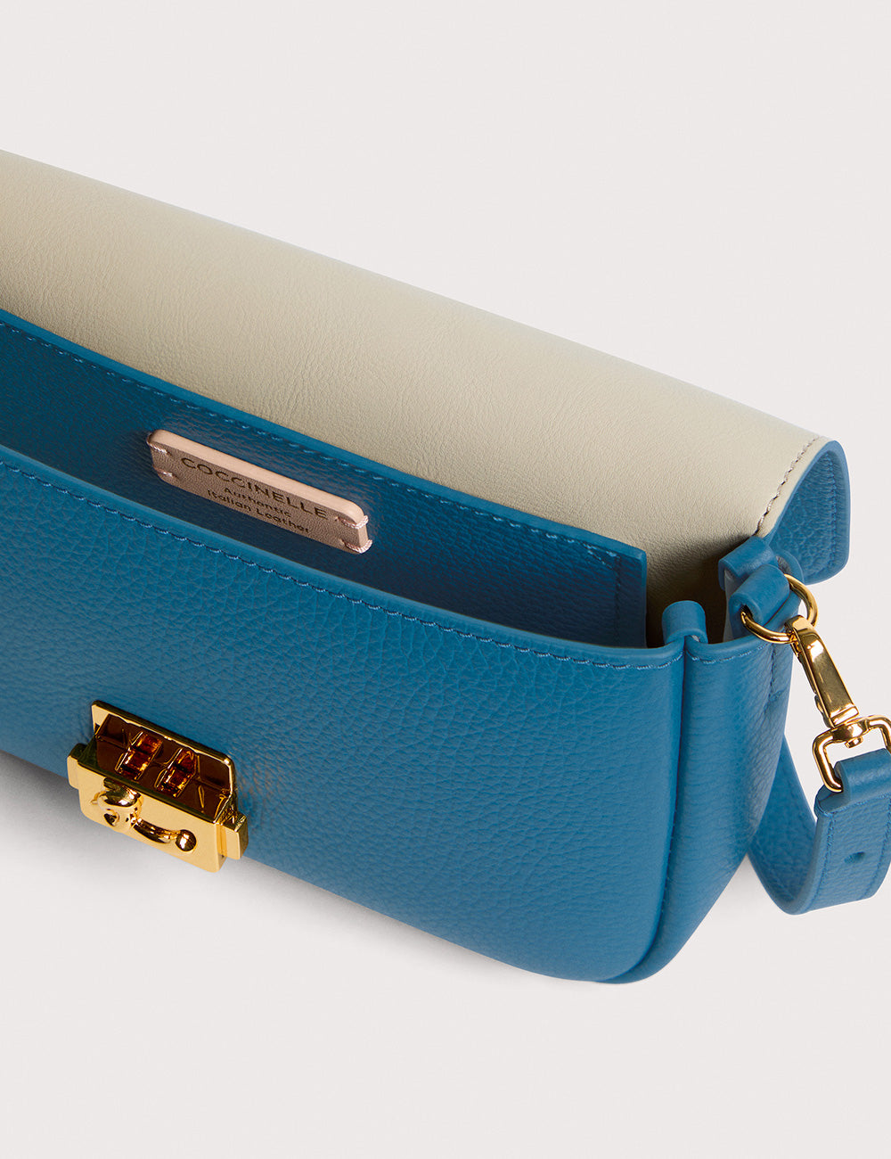 Borsa Coccinelle C-Me Lock Mini blu profondo in pelle con interni crema