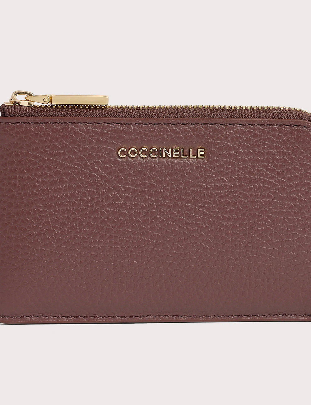 Portacarte coccinelle in pelle marrone con texture, zip oro e logo coccinelle impresso, modello metallic berry