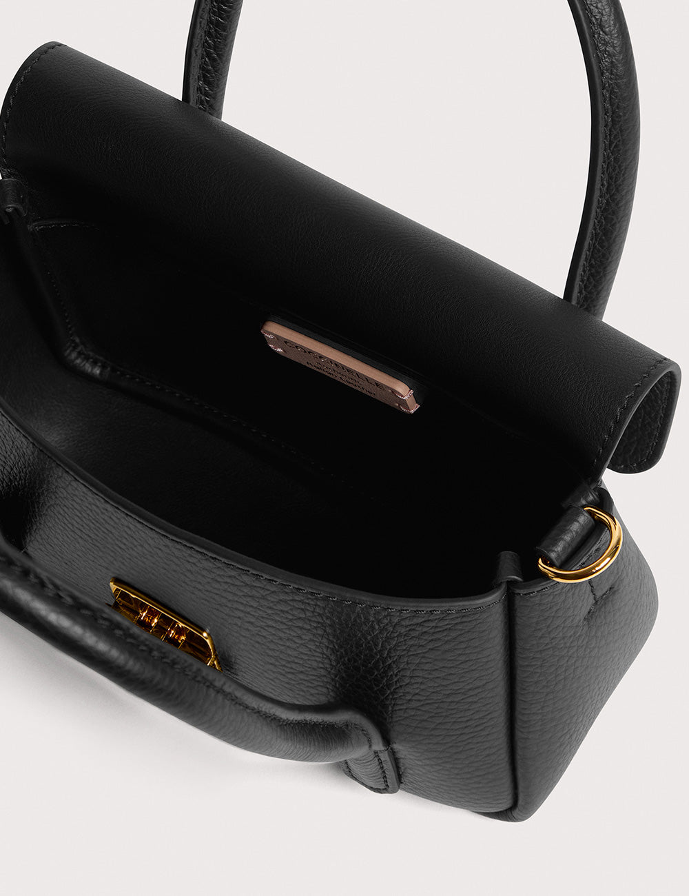 Borsa in pelle nera Coccinelle C-Me Lock Noir con hardware dorato e superficie testurizzata