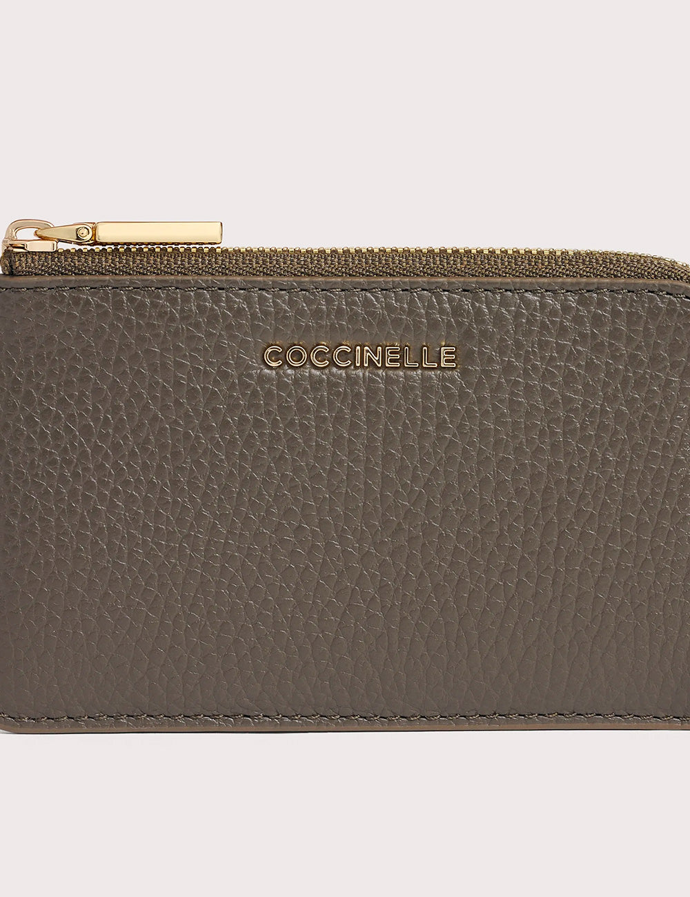 Portacarte coccinelle metallic fango in pelle martellata verde oliva con zip e hardware dorato con logo impresso
