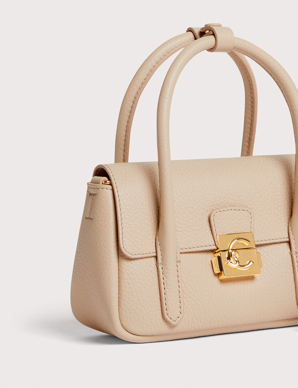 Borsa in pelle beige Coccinelle C-Me Lock Sandshell con chiusura cc oro e manici arrotondati