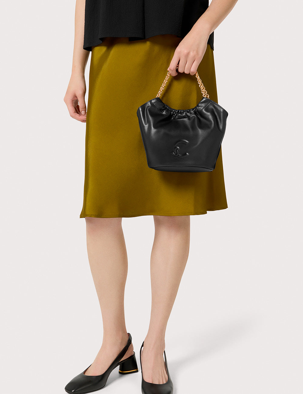 Borsa a secchiello Coccinelle Smash Mini Noir in pelle nera con catena dorata e logo