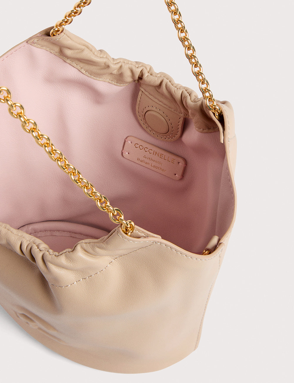 Borsa Coccinelle Smash Mini Sandshell in pelle beige con catena dorata