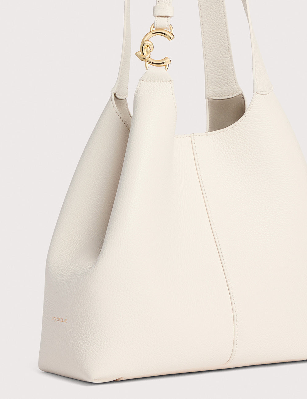 Borsa tote in pelle color crema Coccinelle C-Easy Pearl con chiusura logo C oro