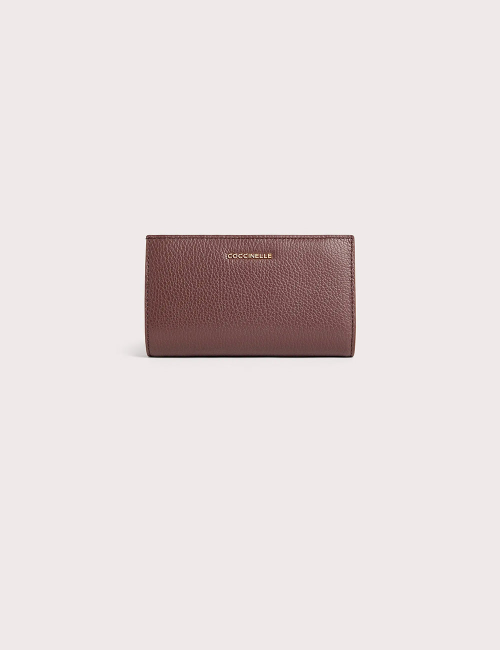Portafogli coccinelle metallic large berry in pelle bordeaux testurizzata con design minimalista e logo oro