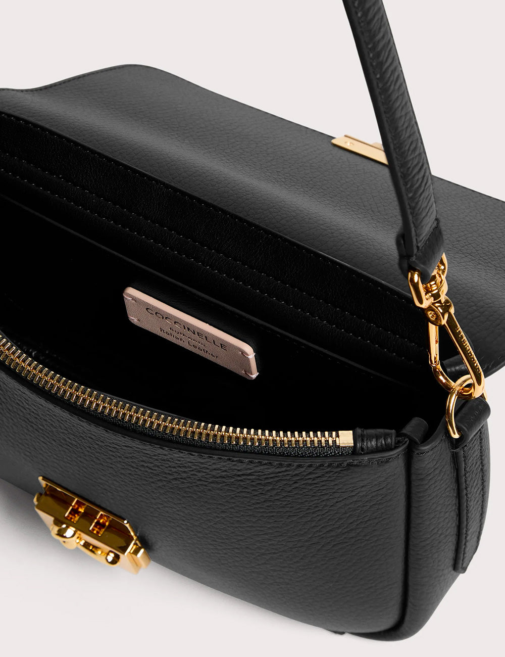 Borsa a tracolla coccinelle c-me lock medium nera in pelle con dettagli oro e placca rettangolare interna