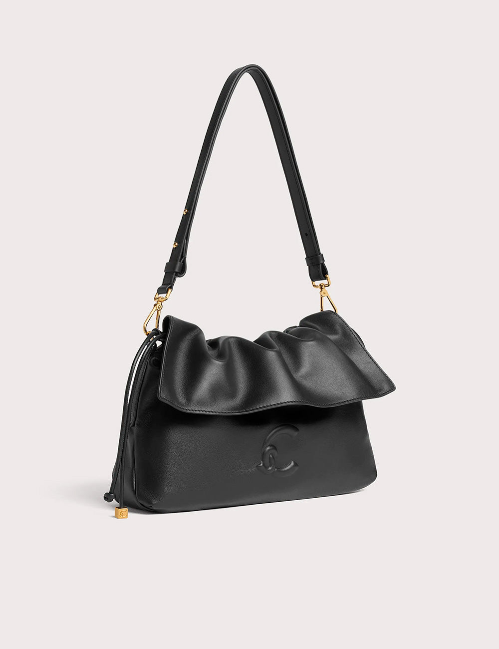 Piccola borsa a spalla coccinelle lidia small noir in pelle nera con patta arricciata e dettagli oro