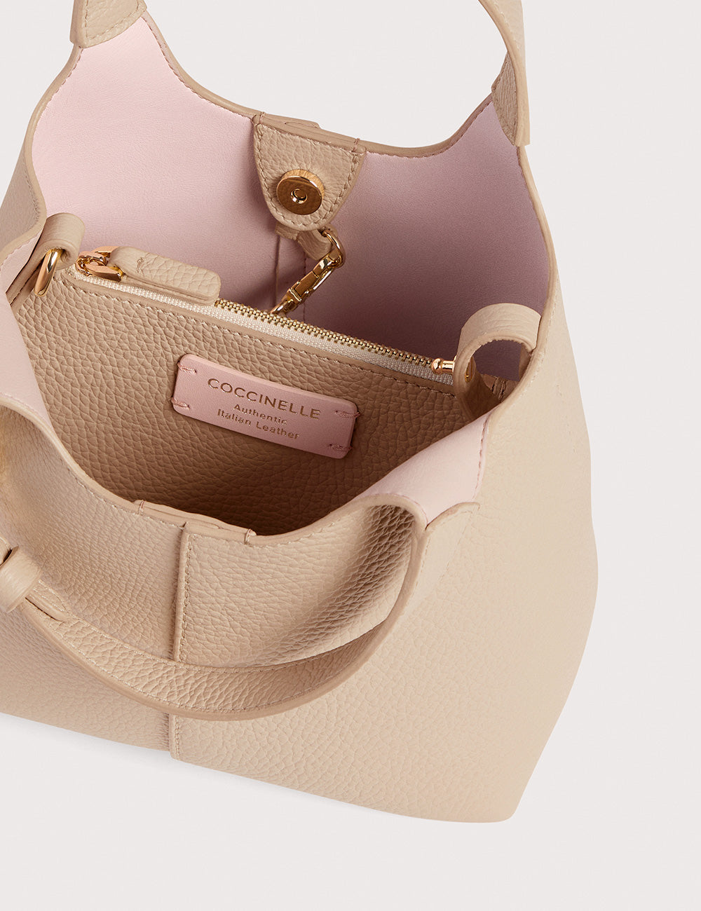 Borsa Coccinelle C-Easy Small Sandshell rosa cipria in pelle italiana testurizzata con hardware dorato