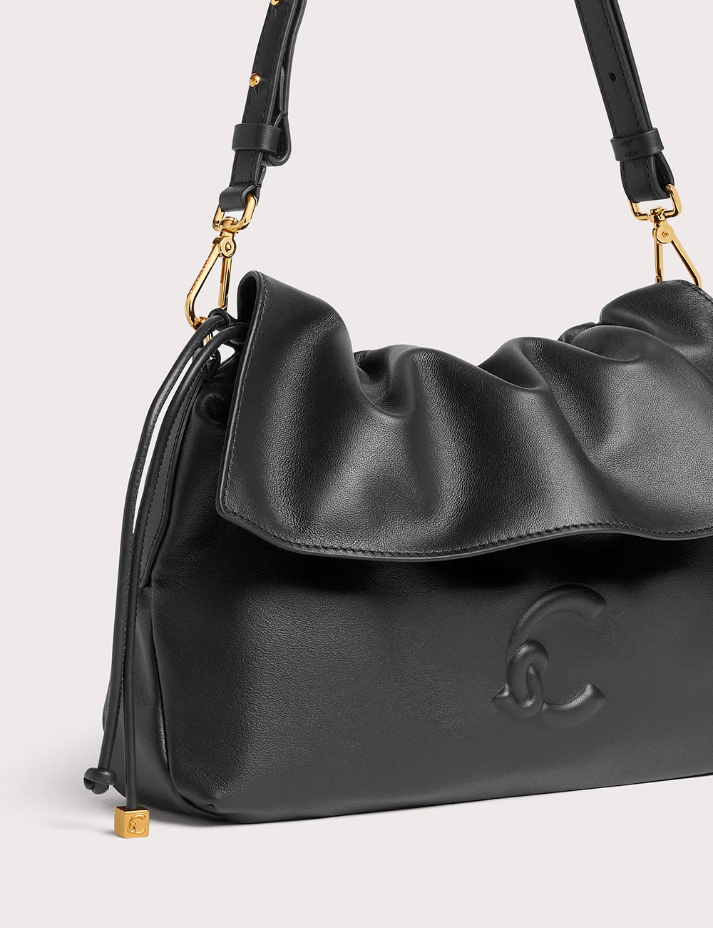 Coccinelle Lidia small noir borsa a tracolla in pelle nera con patta arricciata e dettagli oro tono oro