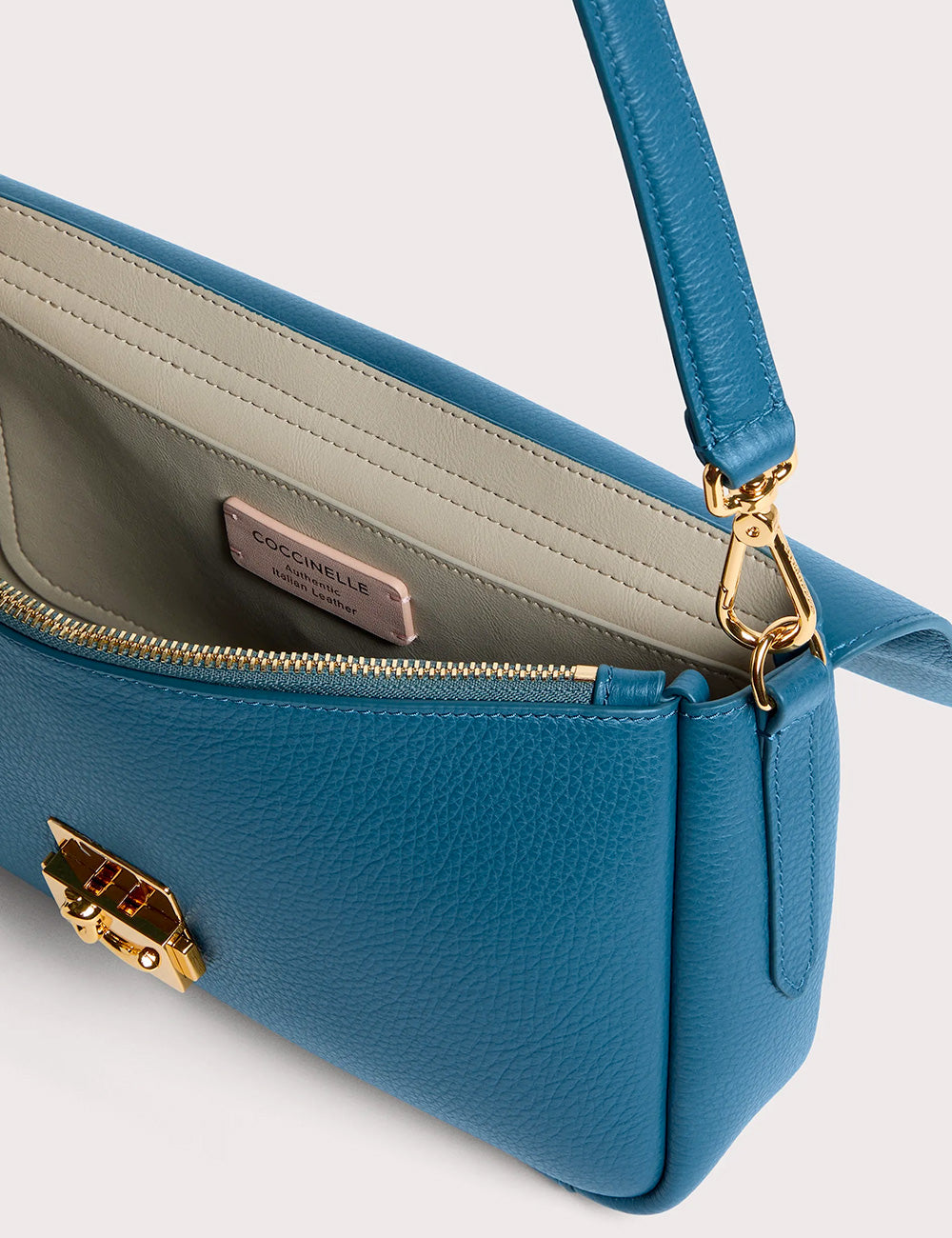 Borsa Coccinelle C-Me Lock Large blu profondo in pelle testurizzata con hardware oro