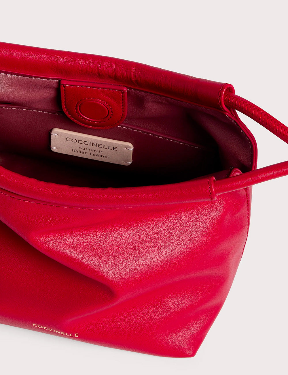 Borsa a secchiello Coccinelle Finn Pouch Small Scarlet in pelle italiana rossa vibrante