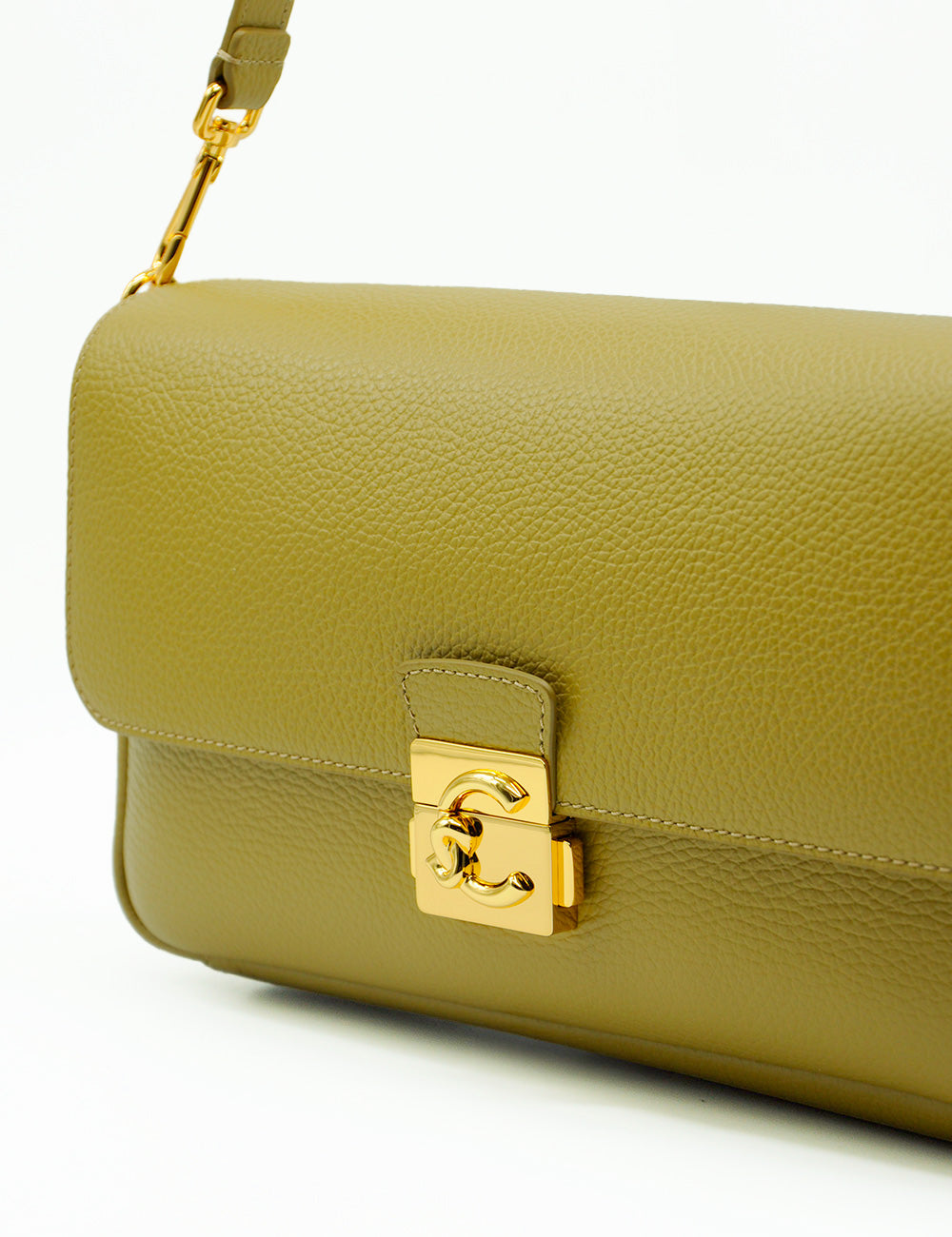 Borsa Coccinelle C-Me Lock Large Seagrass in pelle verde oliva testurizzata con chiusura logo cc oro e tracolla abbinata