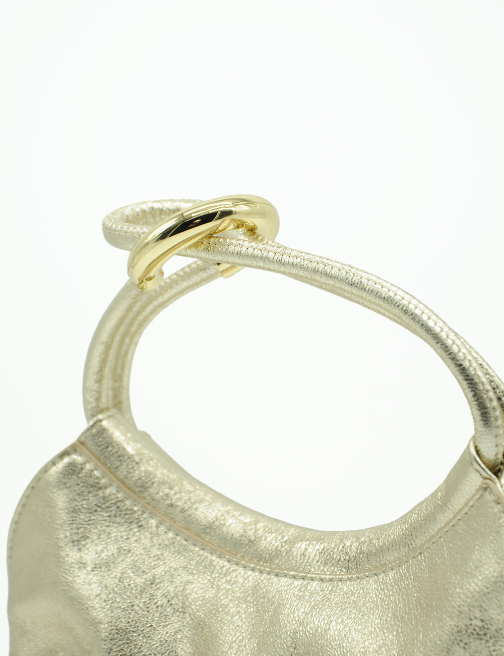 Borsa Coccinelle Finn Pouch Small oro pallido con manico circolare metallico