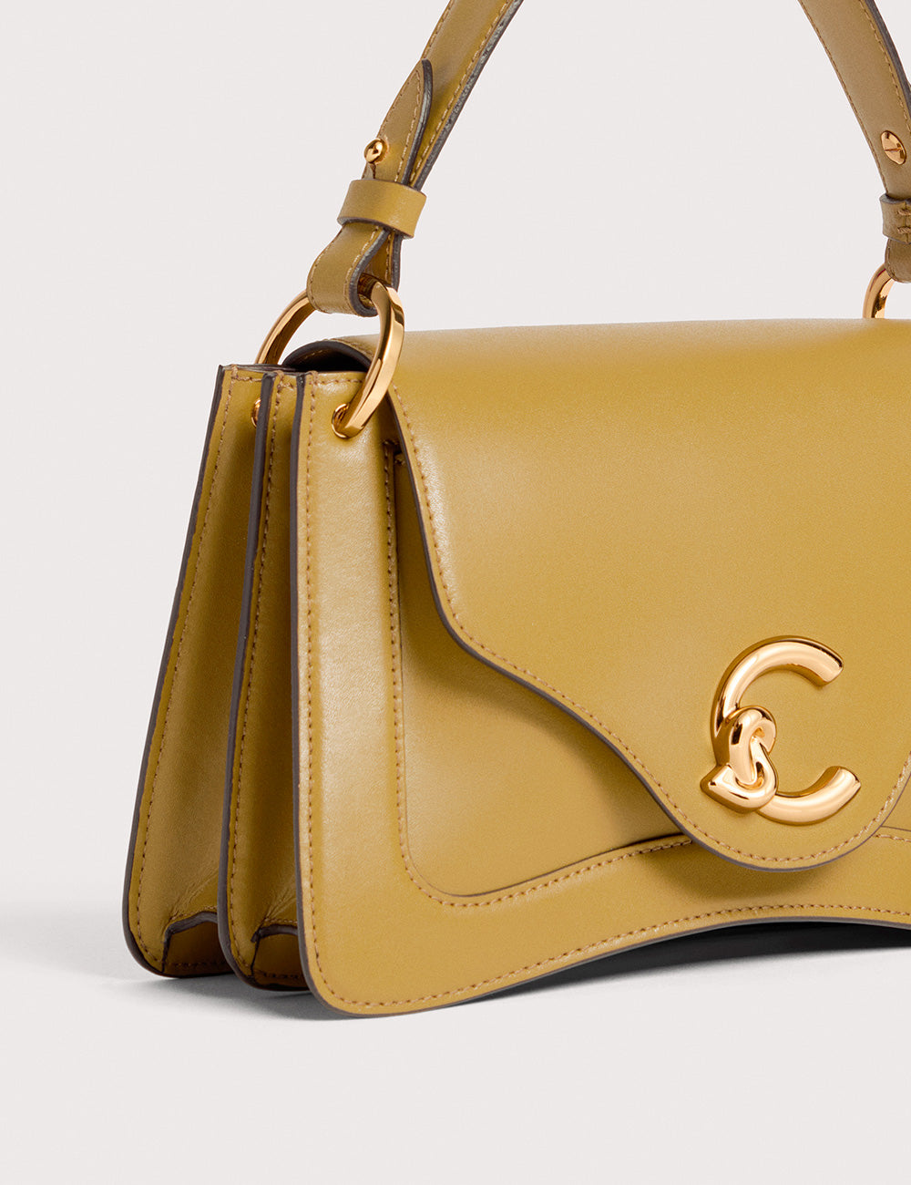 Borsa Coccinelle C-Me Seagrass in pelle gialla senape con chiusura logo C oro